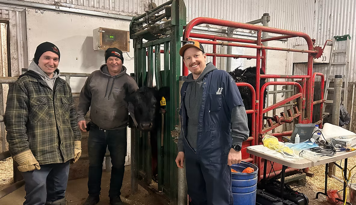 Dr Jonathan Lehouiller con Frédéric y Simon Lepage